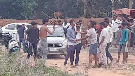 अंबिकापुर: अंबिकापुर के गांधीनगर थाना क्षेत्र में आम चोरी करते पकड़े गए पुलिस आरक्षक की स्थानीय लोगों ने की पिटाई