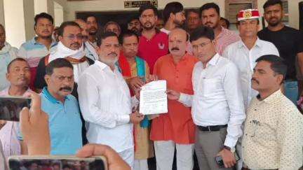 नौतनवा: नेपाल के कैसिनो में प्रतिबंध लगाने की मांग को लेकर नगर पालिका अध्यक्ष ने नौतनवा एसडीएम को सौंपा ज्ञापन