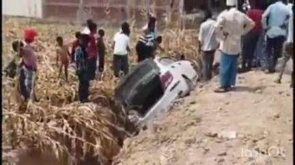 नानपारा: कटिलिया चौराहे के पास अनियंत्रित होकर खाई में गिरी कार, चालक हुआ घायल, इलाज जारी