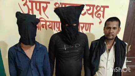 बनियापुर: बनियापुर पुलिस ने आर्केस्ट्रा में हथियार लहराने के मामले में दो युवकों को गिरफ्तार किया