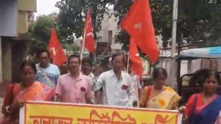 ময়ূরেশ্বর ১: বোলপুর থানার IC -কে অনুব্রতর নোংরা মন্তব্যের জন্য মল্লারপুরে ধিক্কার মিছিল বামেদের