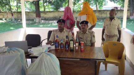 कटिहार: बरारी हाट में पुलिस ने दो तस्करों को 203 लीटर शराब के साथ किया गिरफ्तार, मेडिकल जांच के बाद भेजा जेल