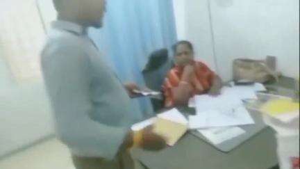 अलीराजपुर: जिला चिकित्सालय में दवाईया उपलब्ध,मरीजों को डॉक्टरों के द्वारा भेजा जा रहा निजी मेडिकल स्टोर पर वीडियो वायरल
 #jansamsya