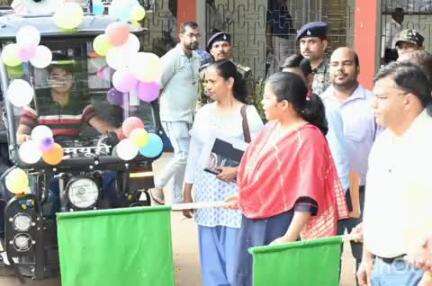 चतरा: चतरा समाहरणालय परिसर से उपायुक्त ने जागरूकता रथ को हरी झंडी दिखाकर रवाना किया