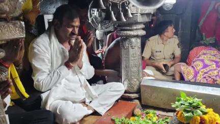 हिंगोली: औंढा नागनाथ येथे आमदार तानाजीराव मुटकुळे यांनी नागनाथ महाराजांचे दर्शन घेऊन केला अभिषेक