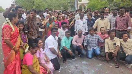 நத்தம்: கொசவபட்டியில் 25 ஆண்டுகளுக்கு பின் பள்ளியில் சந்தித்த முன்னாள் மாணவர்கள், மாணவிகள் மற்றும் ஆசிரியர்கள் கேக் வெட்டி கொண்டாடினர்