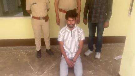 हनुमानगढ़: जिले के दूधली सिरासर सड़क मार्ग पर पुलिस ने 234 पव्वे अवैध देशी शराब के साथ एक युवक को किया गिरफ्तार