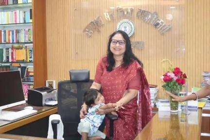 सिमडेगा: सिमडेगा डीसी कंचन सिंह: ममतामयी अधिकारी के रूप में मां की अनमोल तस्वीरें