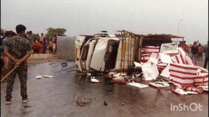 पोड़ैयाहाट: NH133 पर मछली लदी पिकअप वैन और दूध की गाड़ी में टक्कर, ग्रामीणों ने लूटी मछलियाँ