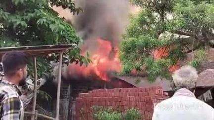 हसनगंज: हसनगंज, रामपुर: आग लगने से चार घर जलकर खाक, लाखों का नुकसान, पीड़ितों ने जिला प्रशासन से मुआवजे की मांग की