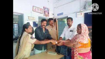 గుంతకల్లు: పట్టణంలో ఆటోలో మరచిపోయిన బంగారు, వెండి ఆభరణాల ఉన్న బ్యాగును గంటల వ్యవధిలో బాధితులకు అప్పగించిన పోలీసులు