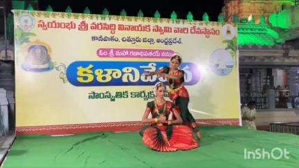 కాణిపాకం ఆలయ పుష్కరిణి వద్ద కళా నివేదన కార్యక్రమంలో భక్తులను అలరించిన భరతనాట్య ప్రదర్శన