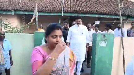 ఉండి: పెదఅమిరంలో లబ్ధిదారులకు పెన్షన్లు పంపిణీ చేసిన డిప్యూటీ స్పీకర్ రఘురాంకృష్ణంరాజు, కలెక్టర్ నాగరాణి