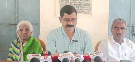 କୋଟପାଡ: କୁନ୍ଦୁରା ବ୍ଲକ ପ୍ରଶାସନର ଦୁର୍ନୀତିକୁ ନେଇ କଲ୍ୟାଣ ମଣ୍ଡପ ଠାରେ ଜିଲ୍ଲାପରିଷଦଙ୍କ ପ୍ରେସମିଟ, ଭିଜିଲାନ୍ସର ଦ୍ୱାରସ୍ଥ ହେବାକୁ ଚେତାବନୀ