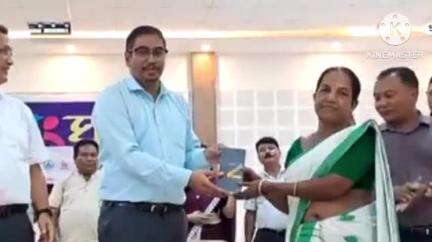সৰুপথাৰ: সৰুপথাৰত অংগনবাড়ী কেন্দ্ৰৰ কৰ্মী সকলক মোবাইল প্ৰদান,উপস্থিত সৰুপথাৰ সম জিলা আয়ুক্ত,বিধায়ক বিশ্বজিত ফুকন
