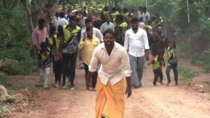 கிருஷ்ணகிரி: உத்தேரிக்கொட்டாய் மலை மீது அமைந்துள்ள காட்டு முனியப்பன் கோவில் திருவிழா ஆயிரக்கணக்கான பெண்கள் பால்குடம் ஊர்வலமாக சென்று வழிப்பட்டனர்
