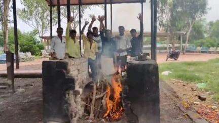 हाटपिपल्या: गुरिया मार्ग पर करंट लगने से एक बंदर की हुई मौत, पार्षद ने साथियों के साथ मिलकर किया अंतिम संस्कार