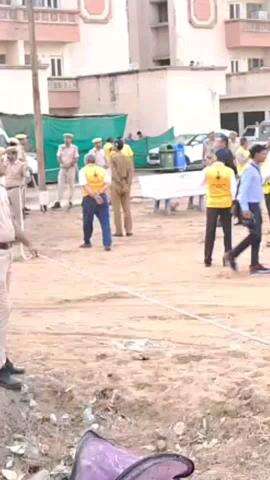 जयपुर: जिला व पुलिस प्रशासन ने की युद्ध की मॉक ड्रिल, बाजार में घूम रहे लोगों पर ड्रोन से किया हमला