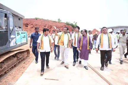 ଛତ୍ରପୁର: ପୋଟଲାମପୁର ସ୍ଥିତ ବୃହତ ପାନୀୟ ଜଳ ଯୋଗାଣ ପ୍ରକଳ୍ପ ର ଚାଲିଥିବା କାର୍ଯ୍ୟ କୁ ବୁଲି ଦେଖିଲେ ବିଧାନସଭା ଷ୍ଟାଣ୍ଡିଂ କମିଟି