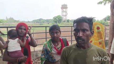 बांगरमऊ: मल्हपुर चहलहा गांव में ग्राम समाज की जमीन पर रह रहे परिवार की झोपड़ी दबंगों ने उजाड़ी, पीड़ित परिवार पहुंचा बांगरमऊ तहसील