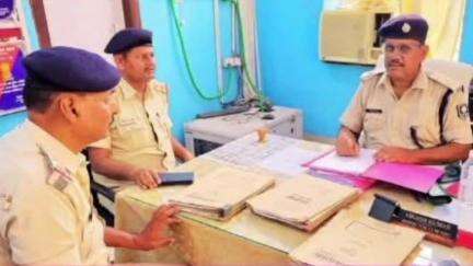 ओबरा: एसपी के निर्देश पर अंचल निरीक्षक दाउदनगर ने ओबरा थाने का किया निरीक्षण