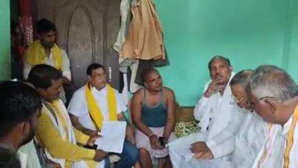 रहुई: महिला की पीट-पीटकर हत्या मामले में पूर्व एमएलसी रामबली चंद्रवंशी पहुंचे मृतका के गांव पतासंग