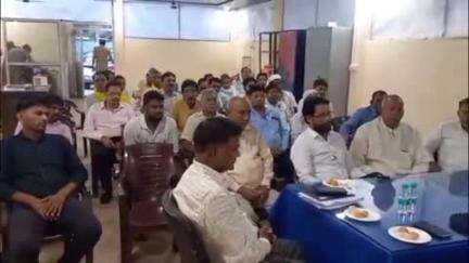 फिरोज़ाबाद: गंगा दशहरा और बकरीद को लेकर एसपी सिटी के नेतृत्व में थाना उत्तर कोतवाली परिसर में पीस कमेटी मीटिंग का आयोजन किया गया