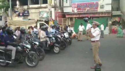 ప్రతి ఒక్కరూ ట్రాఫిక్ నిబంధనలు పాటించాలి: వాహనదారులకు అవగాహన కల్పించిన ట్రాఫిక్ వన్ సిఐ రమేష్