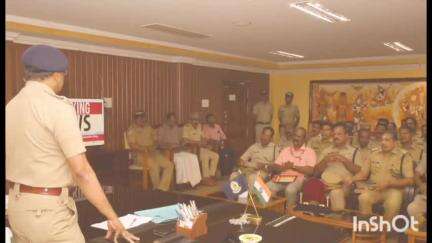 കോഴഞ്ചേരി: ജില്ലയിൽ പോലീസിൽ നിന്നും വിരമിച്ച വിവിധ റാങ്കുകളിലുള്ള 23 പേർക്ക് ജില്ലാ പോലീസ് മേധാവിയുടെ ചേംബറിൽ യാത്രയയപ്പ് നൽകി