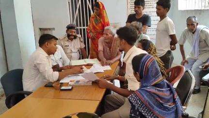 फतेहपुर: फतेहपुर एवं बेलागंज थाना परिसर में भूमि विवाद को लेकर लगा जनता दरबार, पाँच मामलों का हुआ निष्पादन