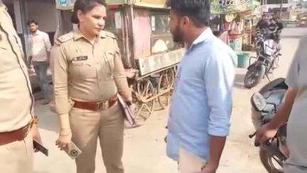वकील और महिला पुलिस ऑफिसर में भिड़ंत...पब्लिक प्लेस पर सिगरेट पीने को लेकर बहस....Ghaziabad का बताया जा रहा वीडियो