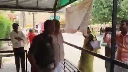 अमेठी:खबर कवरेज के दौरान जगदीशपुर सीएचसी में पत्रकार के साथ की गई अभद्रता। सुरक्षाकर्मी द्वारा पत्रकार साथी का मोबाइल छी