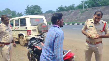 భీమడోలులో వాహన తనిఖీలు చేపట్టిన భీమడోలు సిఐ యూజే విల్సన్, ఎస్ఐ సుధాకర్