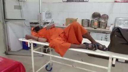 बदायूं: बदायूं के इंद्राचौक के पास पड़े अज्ञात अचेत बाबा को 108 एंबुलेंस कर्मियों ने जिला अस्पताल में कराया भर्ती