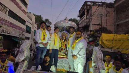 अकोला: राजराजेश्वर मंदिर चौक व निशांत टॉवर चौक येथे
आ.पठाण यांच्याकडून अहिल्यादेवी होळकर शोभायात्रेचे स्वागत