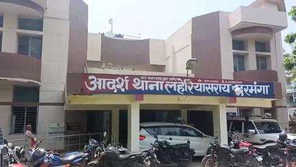 दरभंगा: ATM कार्ड बदलकर ग्राहकों को धोखा देने वाले चार अपराधी गिरफ्तार, SDPO ने प्रेस वार्ता में दी जानकारी