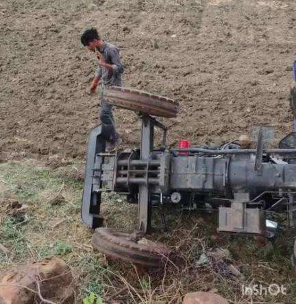 रन्नौद: बीजरी के पास अनियंत्रित होकर ट्रैक्टर-ट्रॉली पलटी, नीचे दबे चालक को ग्रामीणों ने बचाया