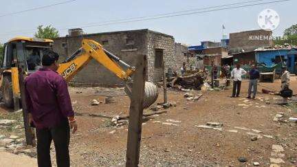 नीमच नगर: ग्राम कनावटी में अवैध अतिक्रमण पर प्रशासन ने चलाया बुलडोजर