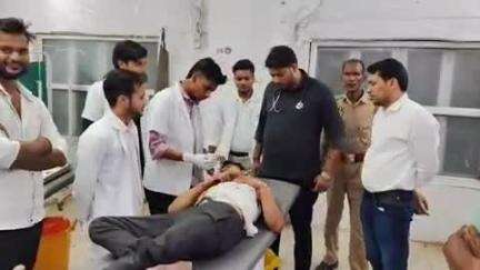 इटावा: कोतवाली इलाके के लालपुरा मोहल्ले में 50 रुपए की उधारी को लेकर दुकानदार ने परिवार संग युवक को कुल्हाड़ी मारकर किया घायल