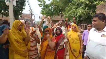 इटावा: बदहाली के आंसू रो रही इटावा नगर पालिका की नई बस्ती, बूंद पानी को तरसते लोग,सड़के बनी तलाब #jansamasya