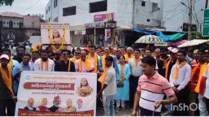 લુણાવાડા: ફુવારા ચોક ખાતે પુણ્ય શ્લોક અહલ્યાબાઈ હોલકર ની જન્મ જયંતી નિમિત્તે શોભાયાત્રા અને પુષ્પાંજલિ કાર્યક્રમ યોજાયો