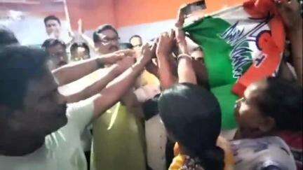 ময়নাগুড়ি: ময়নাগুড়ি পৌরসভার ১৫ নাম্বার ওয়ার্ড শহীদগড়  পাড়ায় CPIM ও BJP দল ত্যাগ করে ৩০ জন ভোটার যোগদান করলেন তৃণমূল কংগ্রেসে