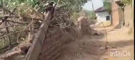 अनूपपुर: बदरा बैंगान टोला में ट्रैक्टर की टक्कर से बिजली का खंभा क्षतिग्रस्त, बस्ती में विद्युत आपूर्ति ठप