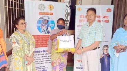 चाईबासा: सदर अस्पताल में टीबी मरीजों के बीच पोषण टोकरी का वितरण किया गया