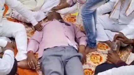 अयोध्या में धरने के दौरान विद्युत मजदूर पंचायत के कार्यवाहक अध्यक्ष सुशील मौर्य बेहोश हो गए