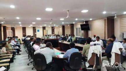 हाजीपुर: हाजीपुर समाहरणालय में बाढ़ पूर्व तैयारी को लेकर जिलाधिकारी की अध्यक्षता में हुई समीक्षा बैठक