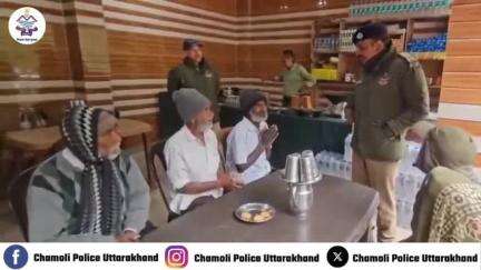 जोशीमठ: बद्रीनाथ धाम में पैदल चारधाम यात्रा कर रहे गुजरात के बुजुर्गों का पुलिस ने किया स्वागत, यात्रियों ने व्यवस्था की सराहना