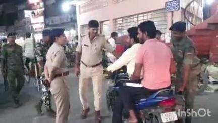 महुआ: वैशाली एसपी के निर्देश पर महुआ एसडीपीओ कुमारी दुर्गा शक्ति के नेतृत्व में महुआ बाजार में सघन वाहन जांच अभियान