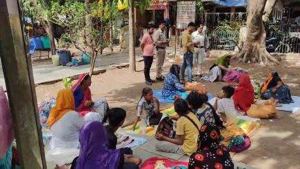 मंदसौर: नेहरूबस स्टैंड पर व्यापारियों की शिकायत के बाद पुलिस ने संदिग्ध लोगों से की पूछताछ, महिलाएं व बच्चे भी शामिल