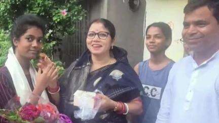गोविंदपुर: भाजपा नेत्री तारा देवी ने JAC 12वीं की साइंस स्टेट टॉपर अंकिता दत्ता को किया सम्मानित